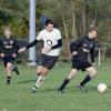 Der TSV Geltendorf (schwarze Trikots) ist nach der ersten Niederlage gleich wieder in der Spur: Scheuring musste sich 0:4 geschlagen geben.