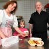 Das Wirtepaar Katharina und Matthias Walz (hier mit Tochter Anna-Maria) bietet im Günzburger Gasthof Zur Münz seit knapp einem Monat Essen zum Mitnehmen an. „Wir wollen einfach was machen in dieser Zeit“, sagt Walz. 	