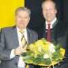 Am Ende gab es Blumen für jeden: In Wehringen gratulierte Martin Sailer (rechts) Eduard Oswald zum Amt des Bundestags-Vizepräsidenten. Und Oswald gratulierte Sailer zum großen Vertrauensbeweis.  