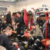 Der Blick in die Kabine des ESV Burgau lässt erahnen, dass es dauert, ehe Eishockeyspieler ihre Spielkleidung angelegt haben. Ein Halsschutz war bis jetzt keine Pflichtausrüstung.
