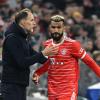 Bayern-Trainer Thomas Tuchel gibt seinem Stürmer Eric Maxim Choupo-Moting taktische Anweisungen.