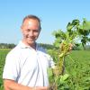 „Soja stellt keine hohen Ansprüche“, sagt Landwirt Markus Jakob. „Im Gegenteil, die Pflanze gibt dem Boden viel zurück.“  	