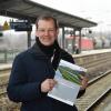 Markus Baumann und die Broschüre der DB zum Bahnprojekt Ulm-Augsburg vor wenigen Tagen am Günzburger Bahnhof.  	