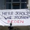 "Herr Scholz, wir müssen reden", steht an einem Balkon gegenüber der Roten Flora in Hamburg.