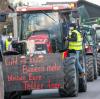Bei einer Kundgebung des Bauernverbandes demonstrierten in Günzburg Landwirte gegen die Sparpläne der Bundesregierung.