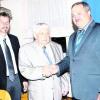 Zum 90. Geburtstag wurde Josef Ströhm sen. von Bürgermeister Gerhard Brosch (rechts) und seinem Stellvertreter Hans- Peter Mayer beglückwünscht. Foto: clb