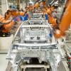 Im Wolfsburger VW-Werk arbeiten Kuka-Roboter in der Fertigungsstraße. Bei dem Roboterbauer läuft aktuell ein Sparprogramm. 