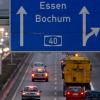 Auf der Autobahn A40 bei Bochum ist am Wochenende ein Ehestreit eskaliert. Eine 29-Jährige wurde schwer verletzt, ihr Ehemann ist gestorben.