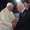 Papst Franziskus mit Schimon Peres: Israels Präsident wird ebenso wie Palästinenserpräsident Mahmud Abbas im Vatikan für den Frieden in Nahost beten.