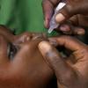 Ein Kind aus Nigeria bekommt in Lagos eine Polio Impfung verabreicht. In dem Land sind zwei Kinder an Kinderlähmung erkrankt.