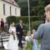 Anita und Florian Kretzler haben in Unterdießen geheiratet, viele Gäste kamen traditionell in Tracht. Die Feier wurde von einem Filmteam für die Fernsehsendung „Vier Hochzeiten und eine Traumreise“ aufgezeichnet. Im Herbst wird die Folge ausgestrahlt. 