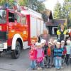 Stolz präsentieren sich die Kindergartenkinder mit ihrer Leiterin Gabi Schröder und den Feuerwehrmännern Stefan Meier und Christian Keller mit ihrem großen Auto der Kamera.  