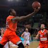 Raymar Morgan (am Ball) und Tim Ohlbrecht (rechts) dürften morgen den Großen von Valencia Basket das Leben schwer machen. Aber das spanische Team ist trotzdem sehr stark und die Partie für die Ulmer eine schwere Aufgabe. 	