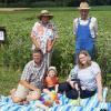 Wer sich als Pate am Projekt von Franz Bissinger (links unten) beteiligt, kann wie seine Familie hier auf dem Bild bald neben der Blumenwiese picknicken. Das Foto entstand 2019 auf einem Feld bei Ellzee.  	