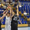 Bis wieder ein Spiel stattfindet, dauert es noch. Jetzt haben die Landsberger Basketballer (weiße Trikots) und die Handballer erst mal das Problem, wo sie in den Ferien trainieren sollen. 