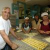 Ein Blick in die Baklava-Backstube: 
Chef Erkan Aslan mit Mitarbeiterinnen Kaymet Fakretova, Halime Tikna und Derya Inac (von links). Ohne Handarbeit geht hier nichts. 