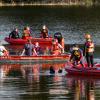 Rettungskräfte versuchen am Öschlesee das Flugzeug zu bergen. 