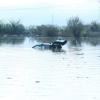 Ein Auto steht nach heftigen Regenfällen in der Toskana im Hochwasser.