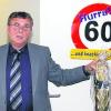 Ein selbst gebautes Verkehrsschild schenkten die Kollegen dem Stadtberger Hauptamtsleiter Stephan Hauke zum 60. Geburtstag. Foto: Claudia Leicht