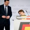 CDU-Chefin Annegret Kramp-Karrenbauer und Generalsekretär Paul Ziemiak kontrollieren die Kulisse des Parteitags. 	