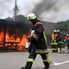 Wenn ein Wohnzimmer so brennt, dann ist die Lage wahrhaft brenzlig. Die Batzenhofer Feuerwehr demonstrierte dies zum Jubiläumsfest mit einer eindrucksvollen Schauübung. 