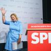 Gruß an die Delegierten in Hanau: Nancy Faeser winkt auf dem Landesparteitag. Unter dem Motto "Die besten Kräfte für Hessen" startet die Hessen-SPD auf ihrem Parteitag in den Wahlkampf für die Landtagswahl im Oktober.