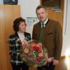 Mit einem Blumenstrauß verabschiedete der Stiftungsvorsitzende, Landrat Roland Weigert, die ehemalige Bezirksrätin Annemarie Höcht aus der Stiftung Donaumoos. 
