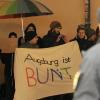 Rund 30 Menschen protestierten gegen den Auftritt von Hans-Georg Maaßen in Augsburg.