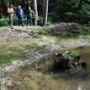 Unscheinbar, doch für Tiere ein Segen: Mit einem Tümpel im Rösslesholz zwischen Wittislingen und Unterbechingen wollen die Waldbesitzer den zunehmenden Wassermangel in ihrem Forst aufhalten. Im Hintergrund (von links): Waldpfleger Georg Stoll, Vorsitzender Ulrich Mayerle und Teilhaber Herman Ehnle. 