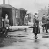 Mitarbeiterinnen des St. Louis Red Cross Motor Corps in St. Louis (USA) bereiten sich 1918 auf die Versorgung der Grippe-Opfer vor.