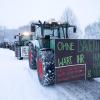 Zu Beginn der Protestwoche startet ein Traktoren -und LKW-Konvoi nach München. Etliche Landwirte und Spediteure blockieren mit ihren Fahrzeugen die beiden Kreisverkehre an der A96.