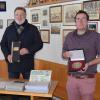 TSV-Schriftführer Matthias Zinder (rechts) bei der Präsentation von Archivmaterial des Sportvereins. Zinder ist dabei, ein Archiv für den TSV Pfaffenhausen anzulegen. Josef Hölzle (links) und Willi Moser (Mitte) unterstützten ihn dabei. 	