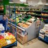 Ein Mitarbeiter füllt Kartoffeln, Zwiebeln und Obst in einem Supermarkt auf. Viele Verbraucher sorgen sich, ob es davon in den kommenden Wochen genug geben wird.