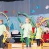 Über 65 Kinder brachten mit dem Musical „Swimmy“ ein buntes Spielen, Tanzen und Musizieren auf die Bühne. Das Foto zeigt die Beteiligten beim Bändertanz der Meerespflanzen.  