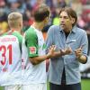 Diskussionsbedarf gab es nach der 0:3-Niederlage gegen Bayer Leverkusen zwischen Stephan Lichtsteiner und Trainer Martin Schmidt (rechts).  	