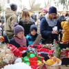 Kinder und Muttis begutachten das Angebot an diesem Stand des Rehlinger Adventsmarktes. 	