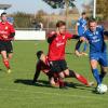 Mann des Spiels beim SSV Alsmoos-Petersdorf war einmal mehr Matthias Benesch (rechts im blauen Trikot), der sich hier kraftvoll gegen die beiden jungen Thierhauptener Florian Wittmann und Simon Kewitz (am Boden) durchsetzte und zwei Treffer zum 4:0-Sieg seiner Mannschaft beisteuerte.  	