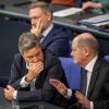 Olaf Scholz (rechts) unterhält sich mit Robert Habeck (links) während der Debatte nach einer Regierungserklärung zur Haushaltslage im Bundestag. 