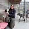 Tierpflegerin Tamara Hofmann mit Hund "Snow": Am neuen Standort hat das Augsburger Tierheim deutlich mehr Platz.