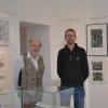 Der Architekt, Künstler und Autor Arno Kohl (links) feierte im Jahr 2023 seinen 80. Geburtstag. Die Stadt Burgau widmet ihm unter der Federführung des Museumsleiters Philipp Lintner (rechts) eine Sonderausstellung.