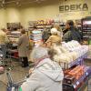 Am Eröffnungstag von Edeka im Bärenkeller bildeten sich an allen drei Kassen Warteschlangen. Lange hatten die Bewohner des Stadtteils auf bessere Einkaufsmöglichkeiten gewartet. 	