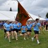 Die Landjugend Medlingen beim Einlaufen zum 50. Spiel ohne Grenzen. Auf dem alten Sportplatz in Lutzingen   werden am Sonntag die verrücktesten Spiele ausgetragen.