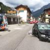 Ein Krankenwagen und das Auto der Deutschen stehen nach dem Unfall auf der Straße.