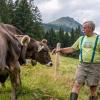 Konrad Müller, Bergbauer aus dem Oberallgäu, hat Angst um seine Rinder, seit er auf seiner Weide zwei tote Kälber entdeckt hat. Für ihn steht fest: Das war ein Wolf. 