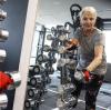 Um den Muskelabbau zu verlangsamen, sollten ältere Menschen Krafttraining machen. 