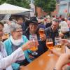 Trotz der etwas kühlen Witterung genossen viele Besucher das gesellige Beisammensein und zu späterer Stunde waren alle Biertische am Meringer Marktplatz belegt.