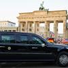 In einer schwer gepanzerten Limousine passiert US-Präsident Barack Obama das Brandenburger Tor in Berlin.