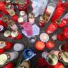 Stefan D. wurde an der Bushaltestelle Uhlandstraße in Pfersee erstochen. Mit Kerzen bekundeten Freunde ihre Trauer.