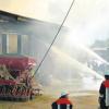 Feuerwehrleute aus der gesamten Region sind am Sonntagnachmittag in Harburg im Einsatz gewesen. Der Brand eines Stadels, in dem Maschinen und auch Tiere untergebracht waren, dauerte stundenlang an. 