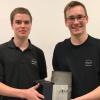 Simon Hörmann und Tobias Eckert (von links) präsentieren ihren Heat Distributor 2.0. Zusammen mit Erwin Müller nehmen sie am Regionalentscheid Augsburg von Jugend Forscht teil.